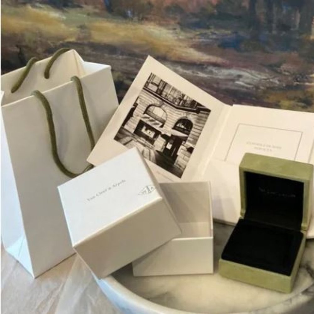 Van Cleef & Arpels Jewelry box (necklace)